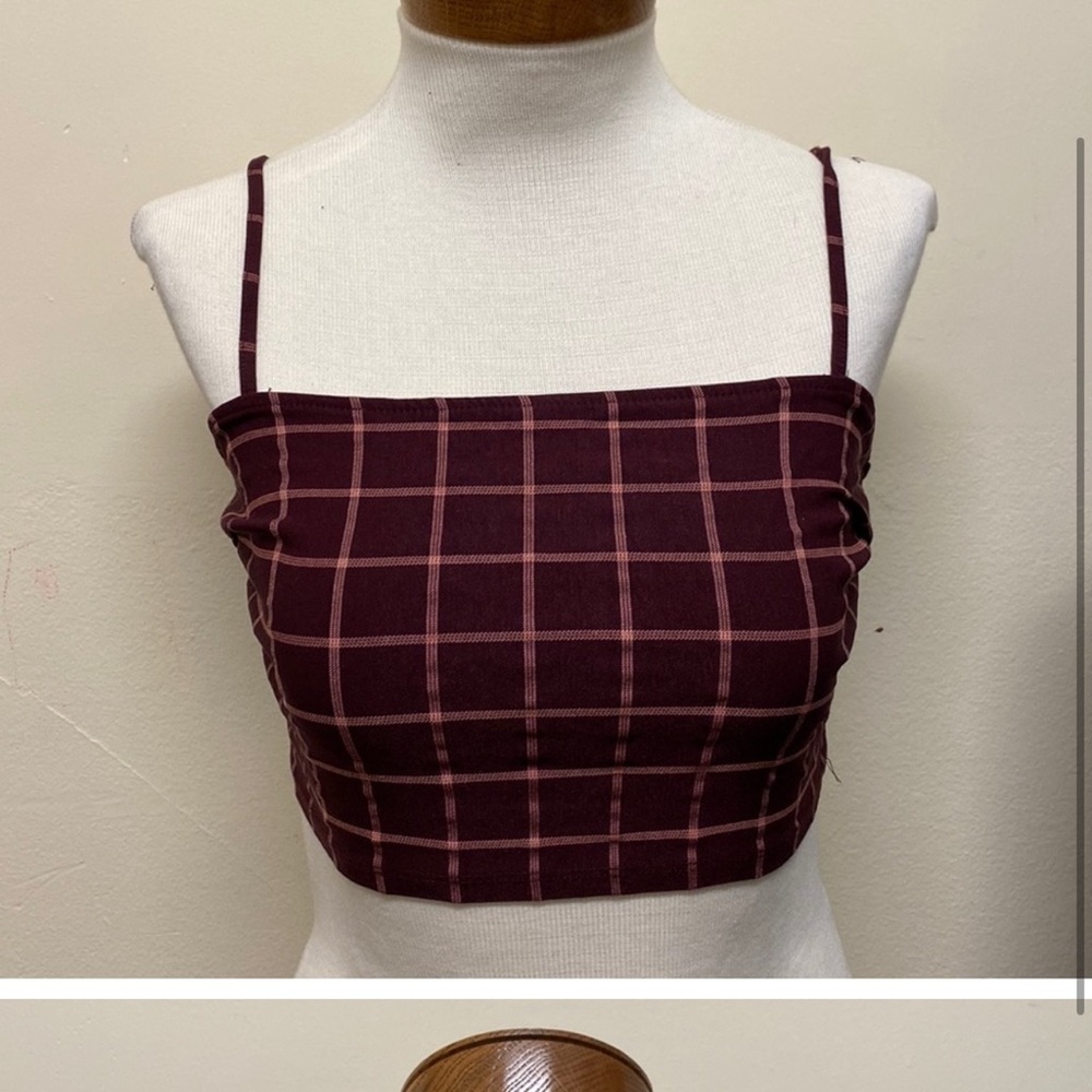 Hi lookin for a top like this size M. Pls lmk if ur sellin it ill buy it from u